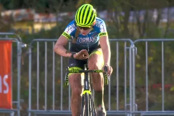 Ben ik op tijd? Buitengewoon talent Zoe Bäckstedt (17) wint cross in Essen na demonstratie