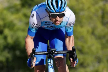 Matthews baalt na val: 'Nu zit ik hier in de bus met hechtingen in mijn kin en knie'