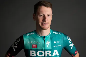 Bennett kan leadout van Van Poppel niet afronden: 'Jammer dat ik de benen niet had'