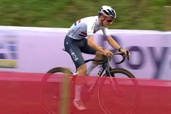 Van Aert ziet zegereeks in Hulst eindigen na kettingprobleem, Pidcock wint