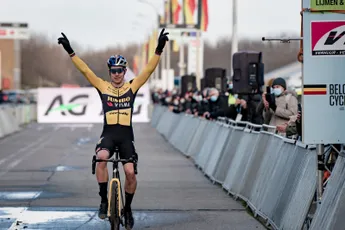 Van Aert maakt favorietenrol waar en verdedigt Belgische titel met verve na lange solo