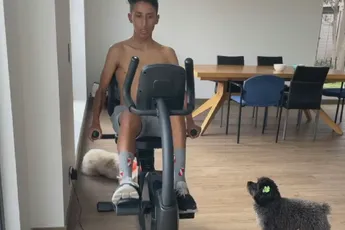 🎥 Bernal herstelt wonderbaarlijk snel en maakt eerste meters op hometrainer