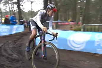 Brand spoelt WK-kater weg met spetterende overwinning in Krawatencross