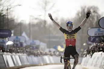 Van Aert over Van der Poel in Sanremo: 'Verrassend dat er zo lang werd gewacht met beslissing'