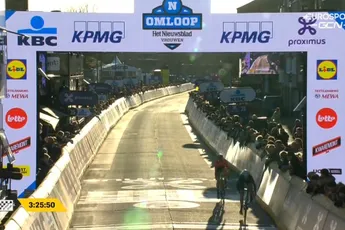 Oersterke Van Vleuten rekent na ongewone finale verrassend af met Vollering