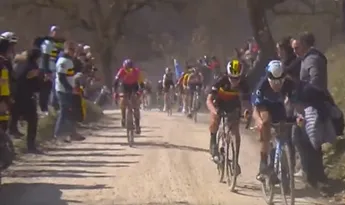 Van Vleuten met maagproblemen tweede in Strade: 'Had niet mijn beste dag'