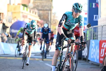 Arensman naar plek drie met hulp van superhelper Bardet, Kelderman houdt stand op plaats tien