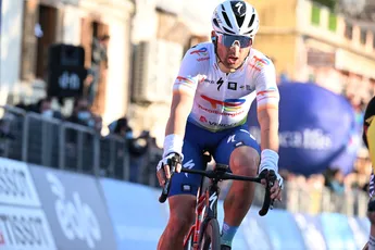 Julien Simon verrast sprinters met late uitval en schrijft GP du Morbihan op zijn naam