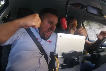 🎥 Schitterende beelden: ploegleiders Lotto Soudal worden helemaal gek na ritzege De Gendt