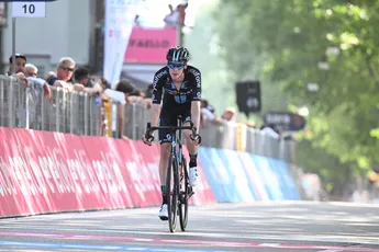 Arensman verliest tien minuten en goede positie in klassement: 'Maakte foutje door te gaan pissen'