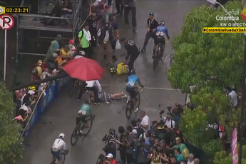 🎥 Regendrama in Vuelta Colombia: ritwinnaar botst tegen zijn vrouw en valt hard na kleddernatte finale