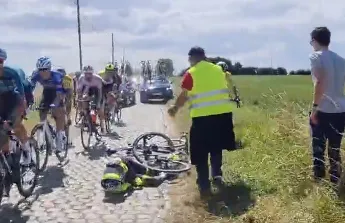 🎥 Update | Biniam Girmay heeft geen ernstige blessures na val op kasseistrook