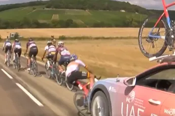 🎥 Tourfavoriete Mavi García wordt van de fiets gereden door eigen ploegleider