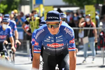 Van der Poel neemt het in spectaculair Val di Sole op tegen Pidcock: 'Lang geleden dat ik op sneeuw reed'