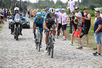 Van Poppel neemt Oss harde valpartij kwalijk: 'Stom dat hij zo dicht langs toeschouwers rijdt'