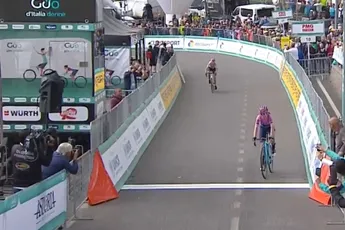 Op de dag dat Vos uitstapt en focust op de Tour, rijdt Van Vleuten zichzelf steviger in roze