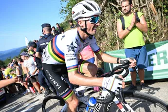 Entourage Alaphilippe blijft hopen op WK en is positief: 'Wat hij laat zien is zeer bemoedigend'