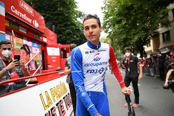 Molard pakt jaar na zware val in de Vuelta rode trui: 'Zat er sinds dinsdag mee in mijn hoofd'