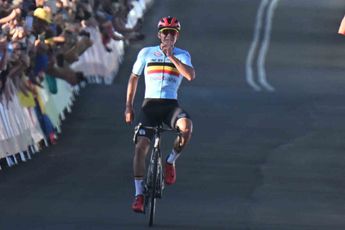 Van Aert zag WK-titel Evenepoel niet aankomen: 'Remco zag er heel moe uit, gaf hem niet veel kans'