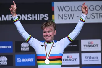 Wereldkampioen Foss kan debuut in regenboogtrui net niet opleuken met zege: 'Het was geen memorabele tijdrit'