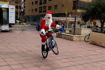 De Kerst is niet geslaagd zonder wheelie van Kerstman Sagan: 'A merry wheelie Christmas!'