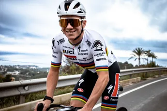 Evenepoel showt nieuwe regenboogtrui: 'Ik ga er zo ontspannen als mogelijk mee omgaan'