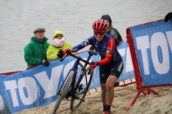 Kan Shirin van Anrooij bij comeback in cross meteen meedoen om zege? Ploegleider weet waar 'probleem' in eerste crossen ligt