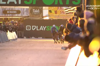 Van Aert wint in Heusden-Zolder na episch duel met Van der Poel; Nederlander schiet uit klikpedaal in sprint