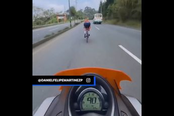 🎥 Sensationeel of onverantwoordelijk? Martínez (INEOS) knalt aan 90 per uur door Colombiaans verkeer