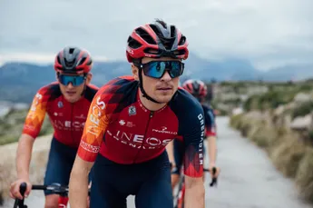 Pidcock heeft het tijdrijden nog niet in de vingers: 'Ben al blij dat ik overeind bleef'