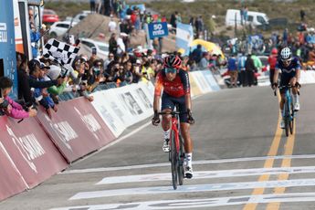 Knieblessure Bernal valt ondanks opgave in Vuelta a San Juan mee: 'Het is niks ernstigs'
