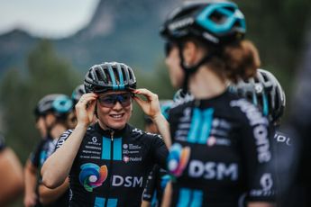 Charlotte Kool is blij dat ze wiel van Vos koos in massasprint Vuelta: 'Werd bijna ingesloten'