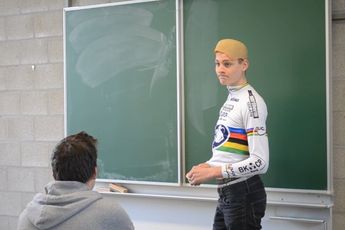 🎥 Geweldige beelden: jonge Mathieu van der Poel geeft les aan zijn klasgenoten op middelbare school