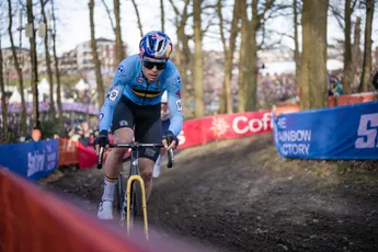 Niels Albert kritisch op WK-tactiek Van Aert: 'Zelfs als je minder bent, moet je zo'n sprint kunnen winnen'
