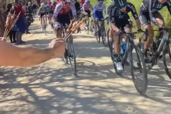 📽 Geweldige beelden: rensters eten stukjes saté tijdens Strade Bianche Donne