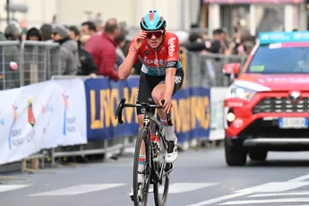 Maximaal Van Gils! Jonge Belg sprint op indrukwekkende wijze naar WorldTour-zege in Eschborn-Frankfurt