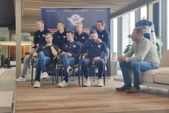 Hoe een opgestoken hand van Asgreen op de persconferentie het geloof in zichzelf voor Roubaix in de verf zette