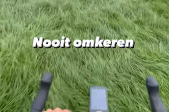 Wout van Aert adviseert zijn volgers terwijl hij tijdens gravelrit in grasveld belandt: 'Nooit omkeren'