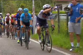 🎥 Humor in de kopgroep: Davide Ballerini (Soudal Quick-Step) trakteert fan met megafoon op 'douche'