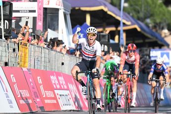 Het verhaal is compleet: afscheidnemende Cavendish zegeviert in slotrit Giro d'Italia, Roglic pakt eindzege