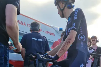 Arme Tusveld komt 'redelijk gehavend' uit Giro-crash, maar heeft niets gebroken: 'Was een heftige crash'
