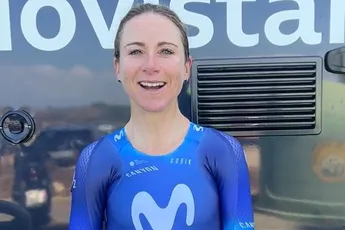 Van Vleuten pakt mooie zege mee tijdens afzwaaitournee: 'Fietsend van veel rensters afscheid genomen'