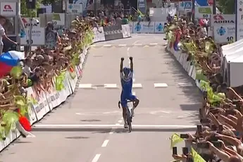 Bizar 1-2tje Jayco-AlUla in Slovenië: Knecht Peña wint met schakelprobleem na crash en revival van kopman Zana