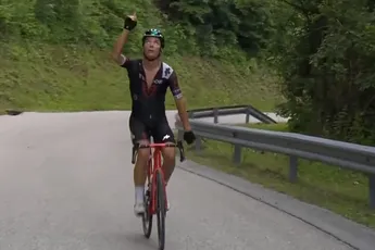 🎥 Hevig geëmotioneerde Pellaud eert overleden Mäder met korte aanval en salut in Ronde van Slovenië