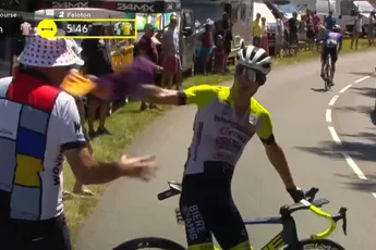 🎥 Mafkees langs Tour de France-kant: 'fan' laat waslijn met wielershirts peloton in slingeren en veroorzaakt val