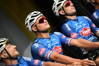 Alpecin-Deceuninck zat op rustdagen ook aan het bier, zegt Rickaert: 'We kregen ook een frietje van de ploeg'