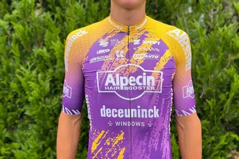 📸 Mathieu van der Poel en Alpecin-Deceuninck rijden tijdens eerste rustdag met nieuwe versie 'Merci Poupou-tenue'