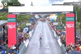 Regen en kou weert Muhlberger niet in Winterberg: Oostenrijker wint tweede etappe Deutschland Tour