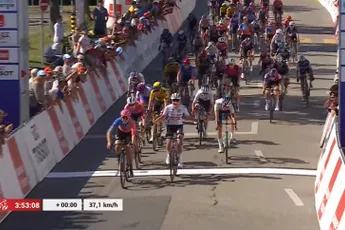 Schrempf (Fenix-Deceuninck) steekt handen te vroeg in de lucht en ziet Bertizzolo (UAE) winnen in Romandië