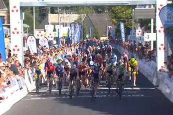 Van der Poel toont zich heel even in de regenboog, maar Merlier klaart het klusje in GP de Fourmies